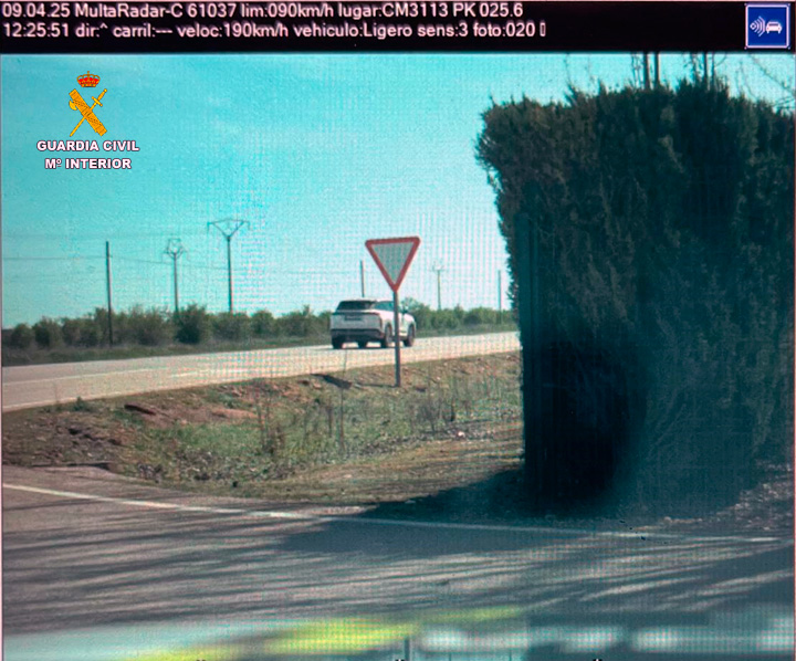 Una persona es investigada por un presunto delito tras conducir un turismo a 190 km por una carretera convencional en el término municipal de Argamasilla de Alba