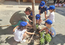 Escolares re naturalizan su patio dentro de la XX Semana del Medio Ambiente
