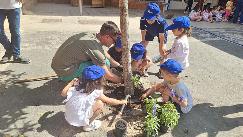 Escolares re naturalizan su patio dentro de la XX Semana del Medio Ambiente