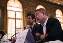 García-Page considera “esenciales” la supervivencia del “viñedo tradicional” y los “etiquetados sencillos” del vino que es “raíz de Europa”