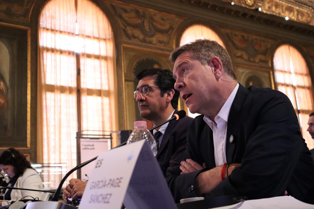 García-Page considera “esenciales” la supervivencia del “viñedo tradicional” y los “etiquetados sencillos” del vino que es “raíz de Europa”