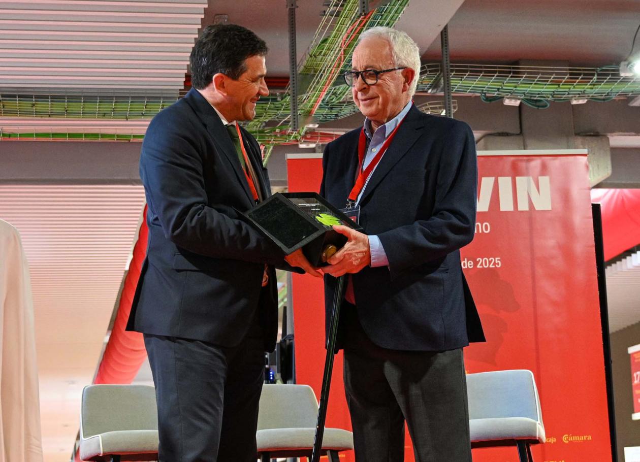 Valverde entrega a Félix Solís el reconocimiento Magister FENAVIN y reconoce su contribución al sector vitivinícola y a la provincia de Ciudad Real