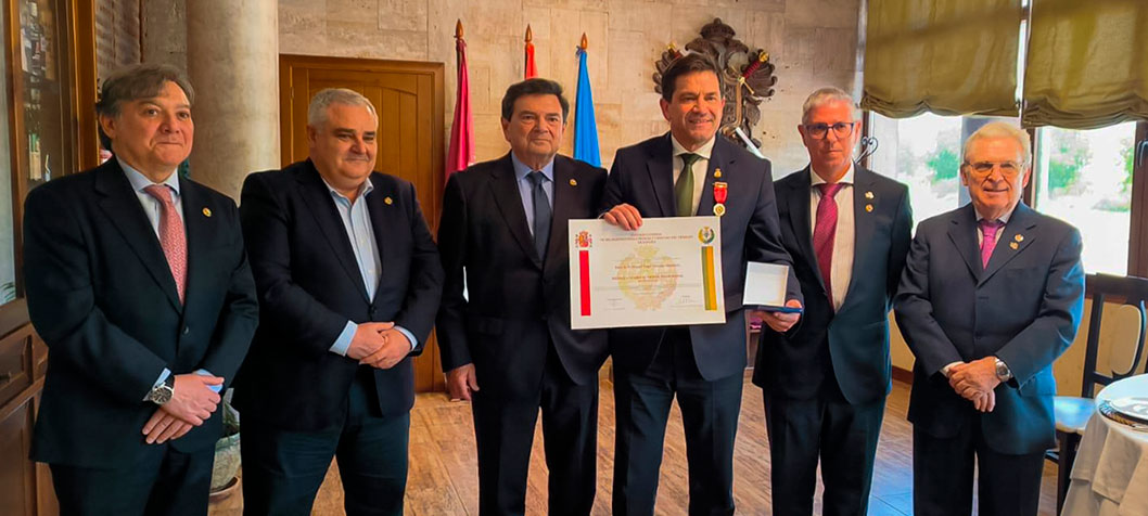 Valverde recibe la Medalla de Oro al Mérito Profesional Individual con Distintivo Rojo del Consejo General de Relaciones Industriales y Licenciados en Ciencias del Trabajo