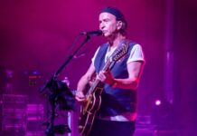 Continúa el éxito del ciclo de Conciertos de la Diputación de Ciudad Real con Los Secretos y The Buyakers en Abenójar en una noche mágica de música y solidaridad