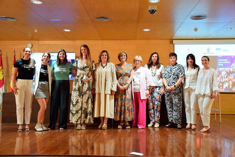 Más de 6.250 mujeres en entornos rurales de la región se formarán en competencias digitales con una inversión de 4,5 millones de euros