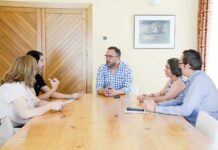 El Ayuntamiento de Tomelloso muestra su apoyo a la Escuela Oficial de Idiomas “Mar de Viñas” en una reunión de trabajo