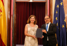 Bellido entrega el nuevo Estatuto de Autonomía a la presidenta del Congreso confiando en que se mantenga el consenso y sume nuevos apoyos