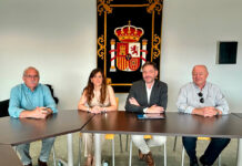 El subdelegado del Gobierno recibe a la nueva directora del centro penitenciario de Herrera de La Mancha tras la jubilación del anterior director