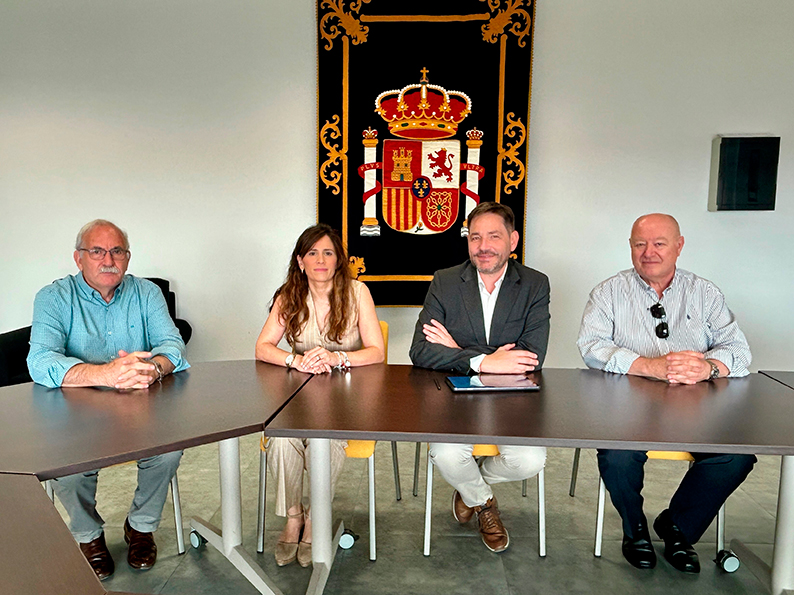 El subdelegado del Gobierno recibe a la nueva directora del centro penitenciario de Herrera de La Mancha tras la jubilación del anterior director