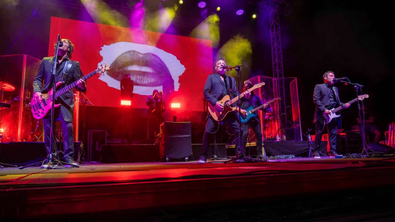 “Café Quijano” y la artista de la tierra Eva María inauguran con gran éxito en Puerto Lápice el ciclo de conciertos solidarios de la Diputación de Ciudad Real con más de 2.500 espectadores