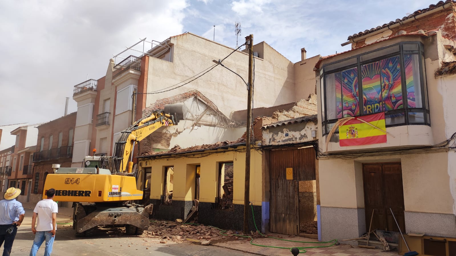 Calzada de Calatrava da un gran paso hacia el nuevo Centro de Día con el derribo del emblemático edificio de La Obrera