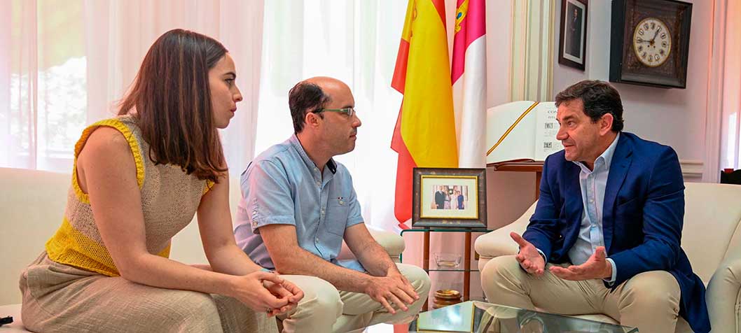 Valverde muestra la total colaboración de la Diputación de Ciudad Real para la creación de un centro de día en Arenales de San Gregorio