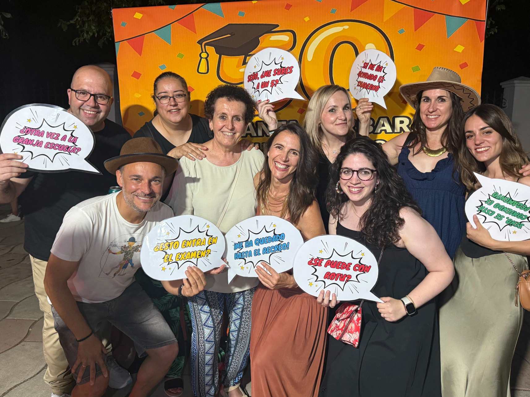 El CEIP Santa Bárbara de Villacañas celebró anoche una gran verbena en la glorieta del Prado como parte de su 50 aniversario