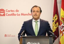 David Moreno: “PSOE Y PP pactan aumentar diputados mientras nuestros hijos estudian entre goteras”