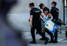 Detenidos cinco activistas de Greenpeace que esta mañana han participado en una protesta pacífica en el Ministerio de Agricultura