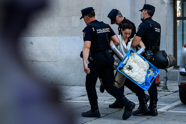 Detenidos cinco activistas de Greenpeace que esta mañana han participado en una protesta pacífica en el Ministerio de Agricultura