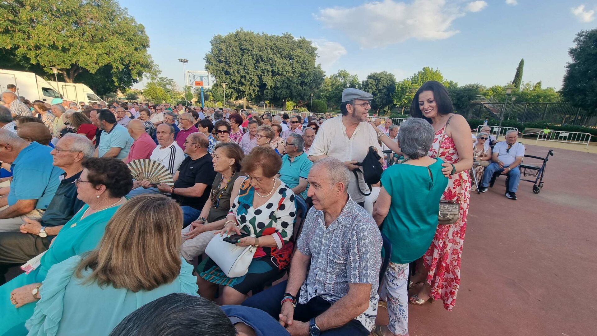 300 mayores del Centro Municipal de Mayores de Lucero asisten a la fiesta de San Juan