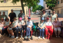 Usuarios del Centro Frida Kahlo conocen las aventuras de don Quijote en los azulejos del parque Cervantes