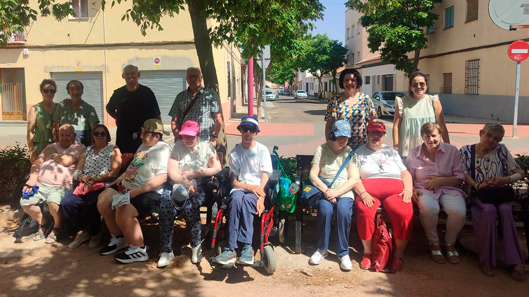 Usuarios del Centro Frida Kahlo conocen las aventuras de don Quijote en los azulejos del parque Cervantes