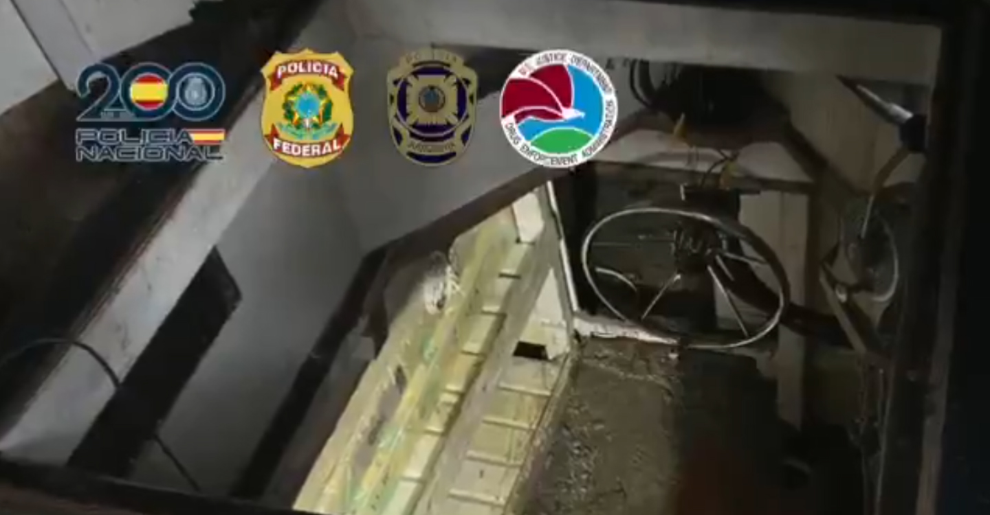 Interceptada una embarcación semisumergible para el transporte de drogas con destino a las costas españolas