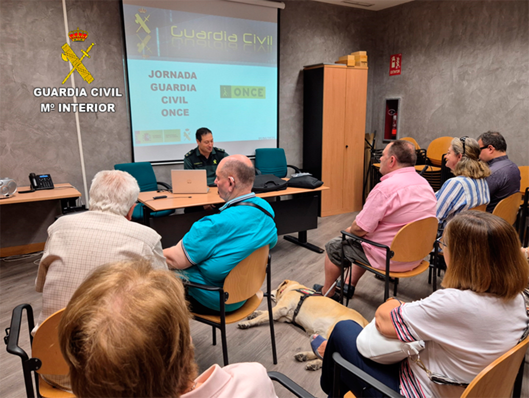 La Guardia Civil realiza unas jornadas en la Fundación Once