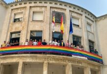 La Subdelegación del Gobierno en Ciudad Real despliega la bandera del Orgullo LGTBI+ como símbolo de respeto, apoyo y compromiso con los derechos del colectivo
