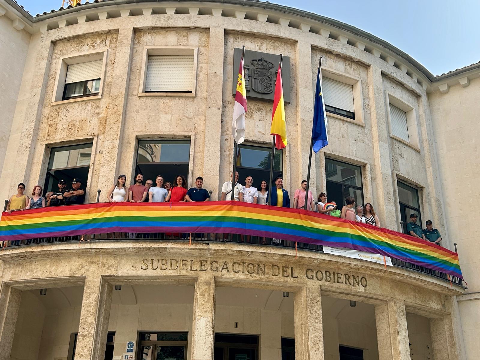 La Subdelegación del Gobierno en Ciudad Real despliega la bandera del Orgullo LGTBI+ como símbolo de respeto, apoyo y compromiso con los derechos del colectivo