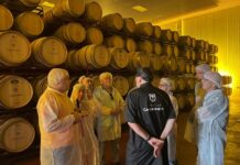 Un grupo de personas ciegas conoce los secretos del vino en una visita guiada a las Bodegas Campoameno