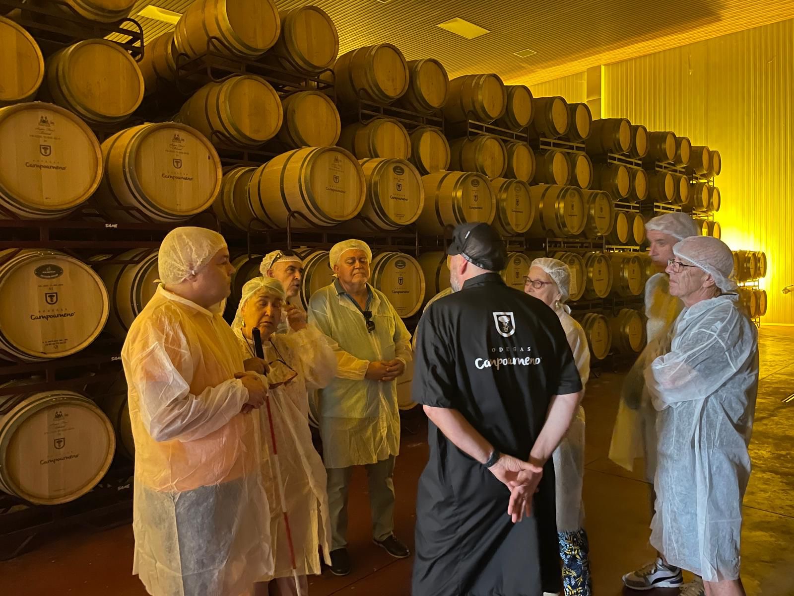 Un grupo de personas ciegas conoce los secretos del vino en una visita guiada a las Bodegas Campoameno