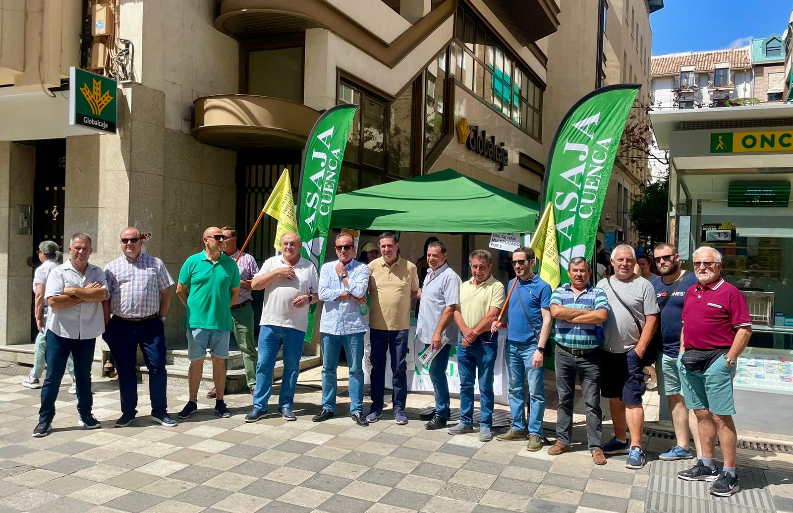 Unas 500 personas firman su apoyo a la petición de precios justos para el cereal