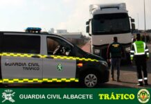 La Guardia Civil de Albacete investiga al conductor de un conjunto de vehículos cuya caída de carga ocasionó un siniestro vial