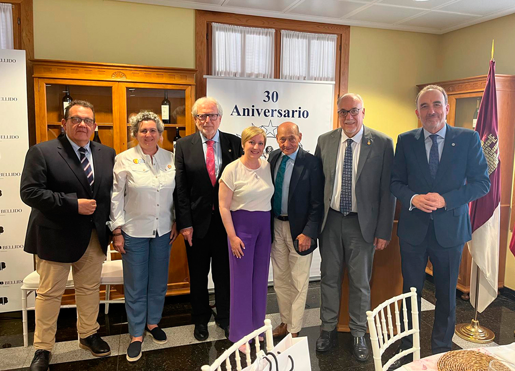 Sonia González elogia la trayectoria de la ONG “World Central Kitchen” y del cocinero español José Andrés en los premios humanitarios de “Tertulia XV” de Manzanares