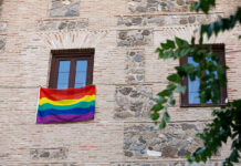 Las Cortes de CLM cuelgan la bandera arcoíris de la fachada principal de su sede en el Convento de San Gil de Toledo