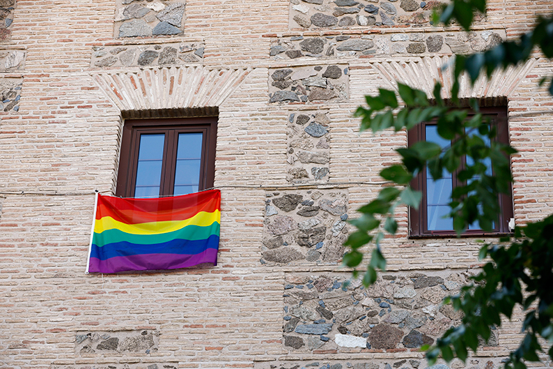 Las Cortes de CLM cuelgan la bandera arcoíris de la fachada principal de su sede en el Convento de San Gil de Toledo