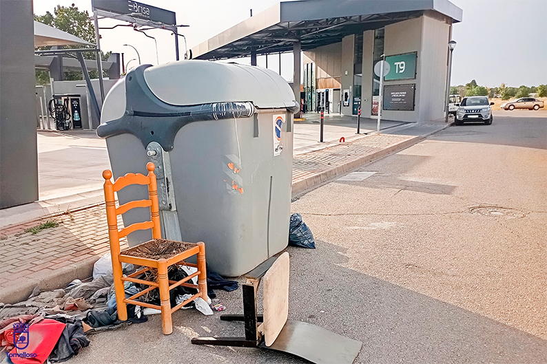 La Policía de Tomelloso intensifica la vigilancia contra la prohibición de depositar muebles, electrodomésticos y voluminosos en los contenedores de la vía pública