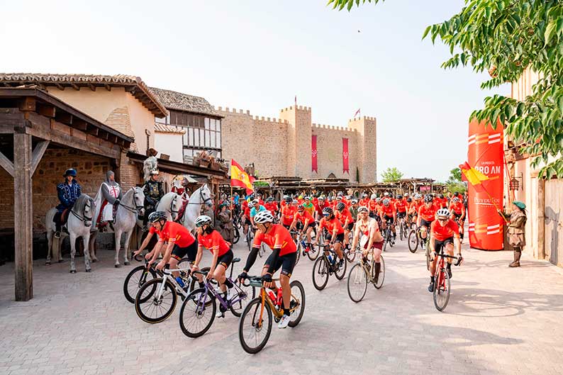 La vuelta llega a Puy du Fou de la manera más histórica