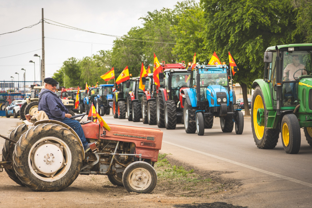 “Desfile en tu honor”, de Agustín Ferrín, obra ganadora del primer Premio a a la mejor fotografía de San Isidro 2025