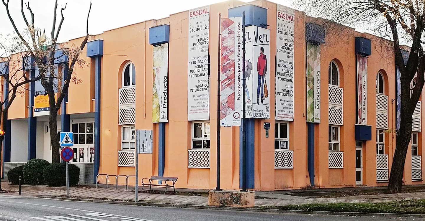 La EASDAL de Tomelloso inmersa en la renovación de la pintura de su fachada exterior y en la instalación de una rampa de accesibilidad para personas con movilidad reducida