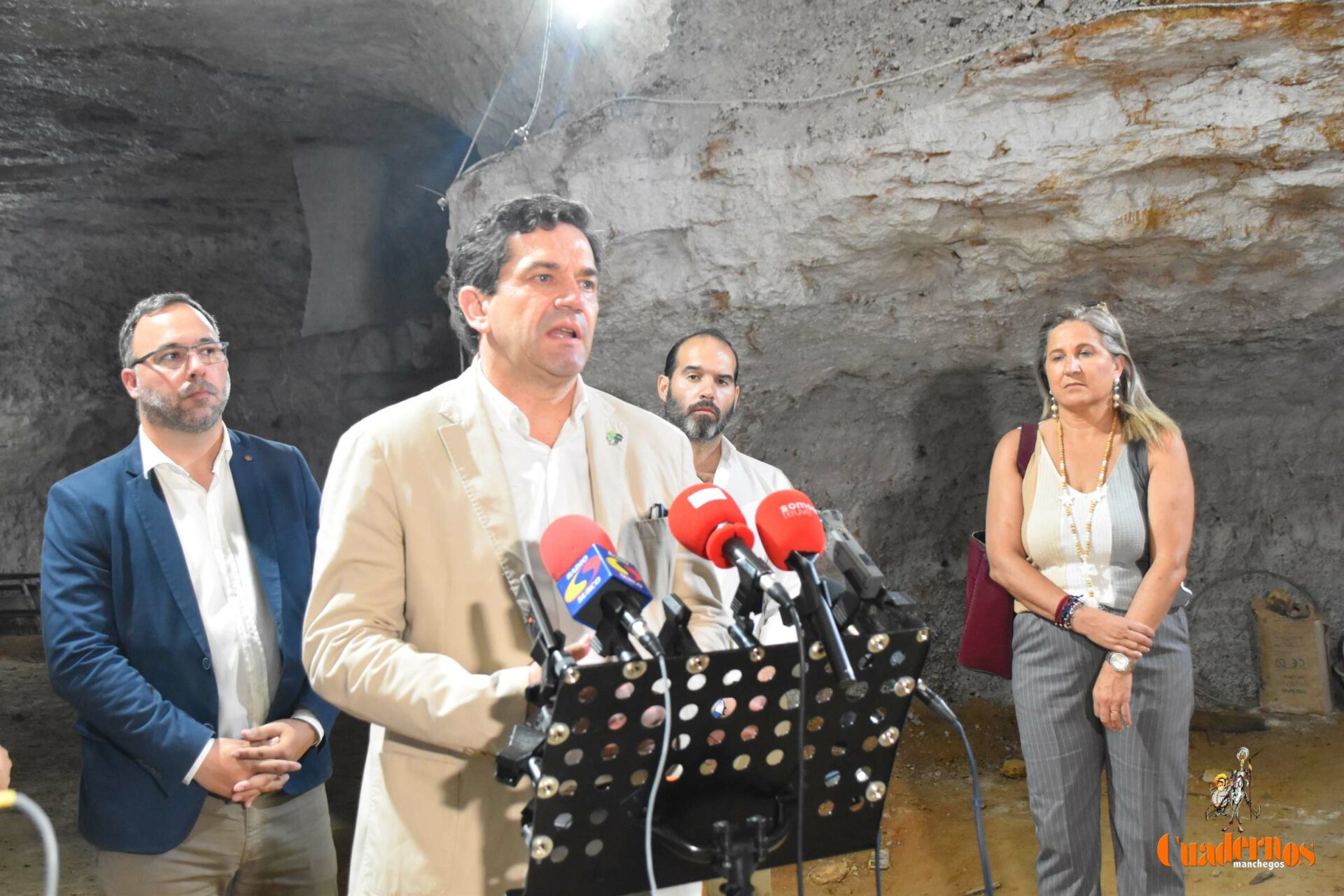 Valverde en su visita las cuevas arenero de Tomelloso: 