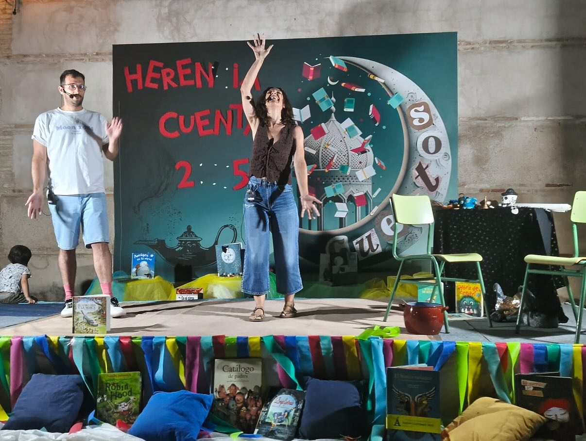 El parque municipal de Herencia se llenó de cuentos y artesanía en el XXI Maratón de cuentos y Rastrillo de las Artes