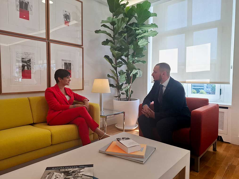 Isabel Rodríguez y Sergio Marín, alcalde de Letur, firman una ayuda de 126.583€ para actualizar la agenda urbana del municipio tras la DANA