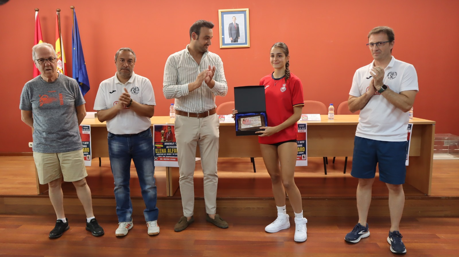 Pedro Muñoz rinde un merecido y emotivo homenaje a Elena Alfaro