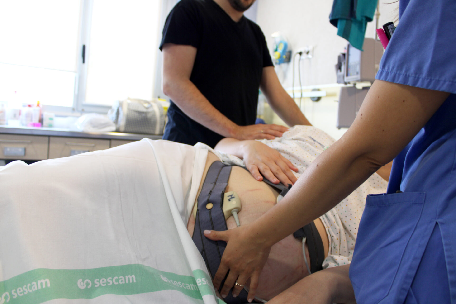 El Hospital Universitario Mancha Centro humaniza el parto quirúrgico al permitir acompañantes en cesáreas programadas