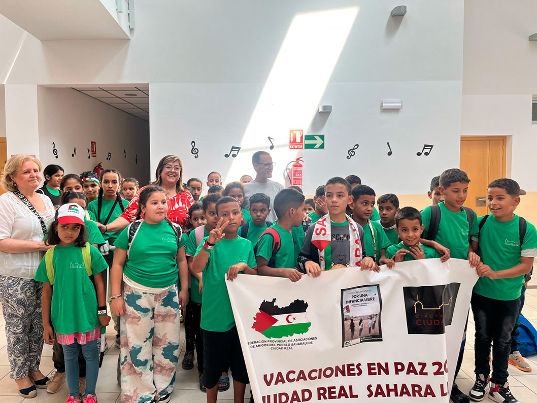 Medina recibe en Herencia a los menores saharauis que no sufrirán este verano los rigores del desierto gracias a la solidaridad de la Diputación de Ciudad Real y de las familias de acogida