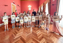 Los niños que están participando en el programa de la Biblioteca municipal de Tomelloso: “Lee, Juega y Diviértete”, visitan el Ayuntamiento
