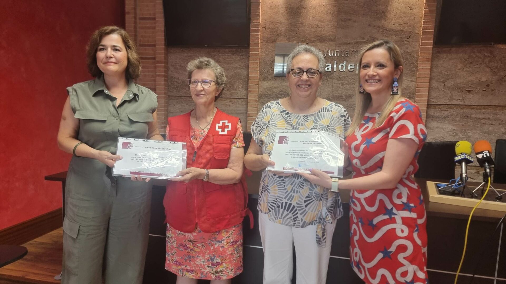 AECC y Cruz Roja reciben 5.476 euros de las 13ª Notas del Vino de Valdepeñas