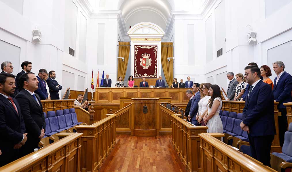 El Pleno de las Cortes de CLM comienza con un minuto de silencio por violencia machista