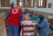 Tras la DANA, el taller de Cruz Roja en Mira para mayores se convierte en pilar de apoyo emocional