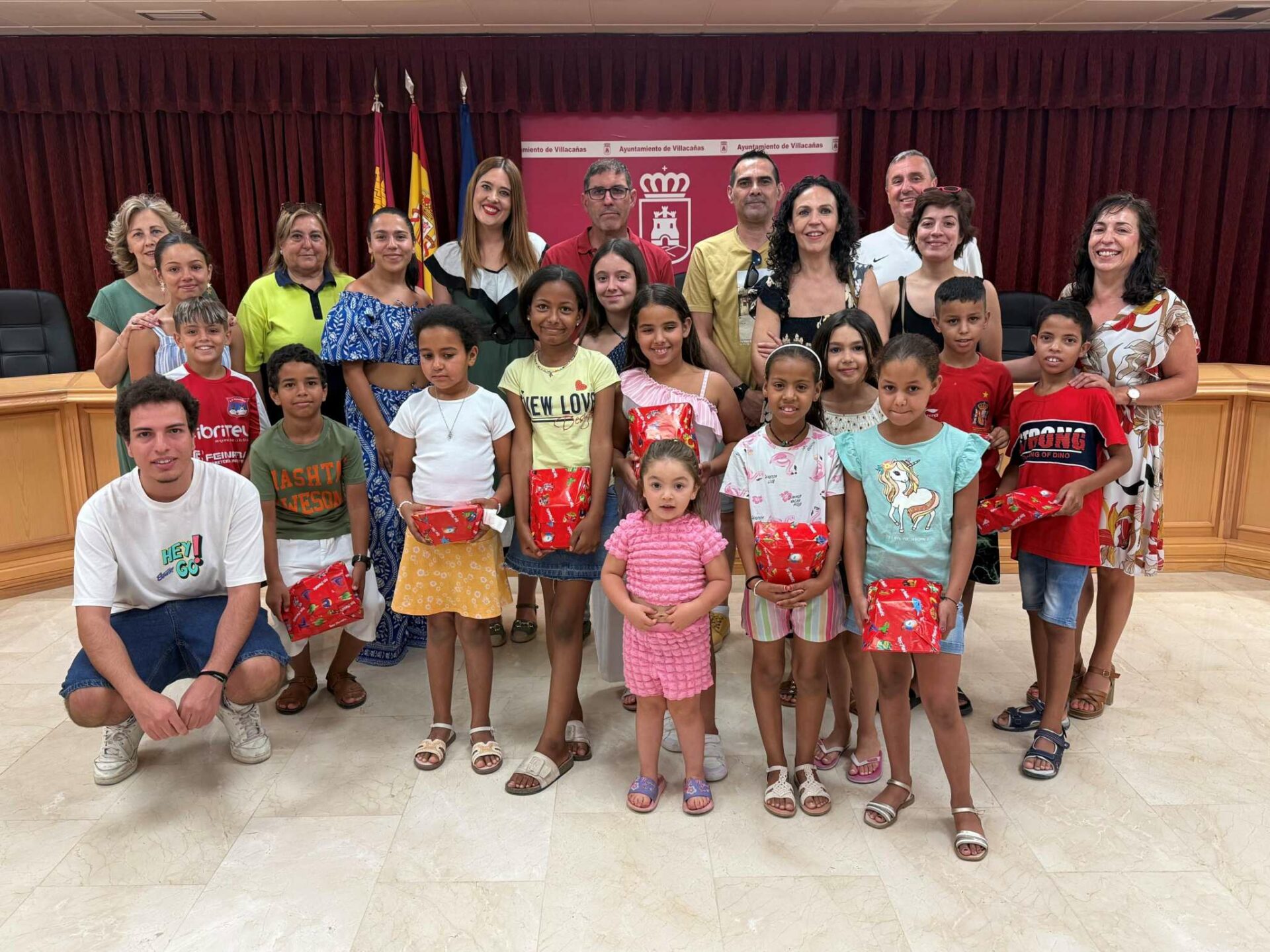 El Ayuntamiento da la bienvenida a siete niños saharauis que pasarán el verano con sus familias de acogida en Villacañas