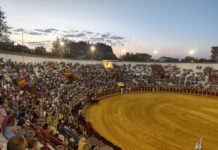 Cuatro orejas para Antonio Linares que sale por la puerta grande junto a Cayetano y El Fandi